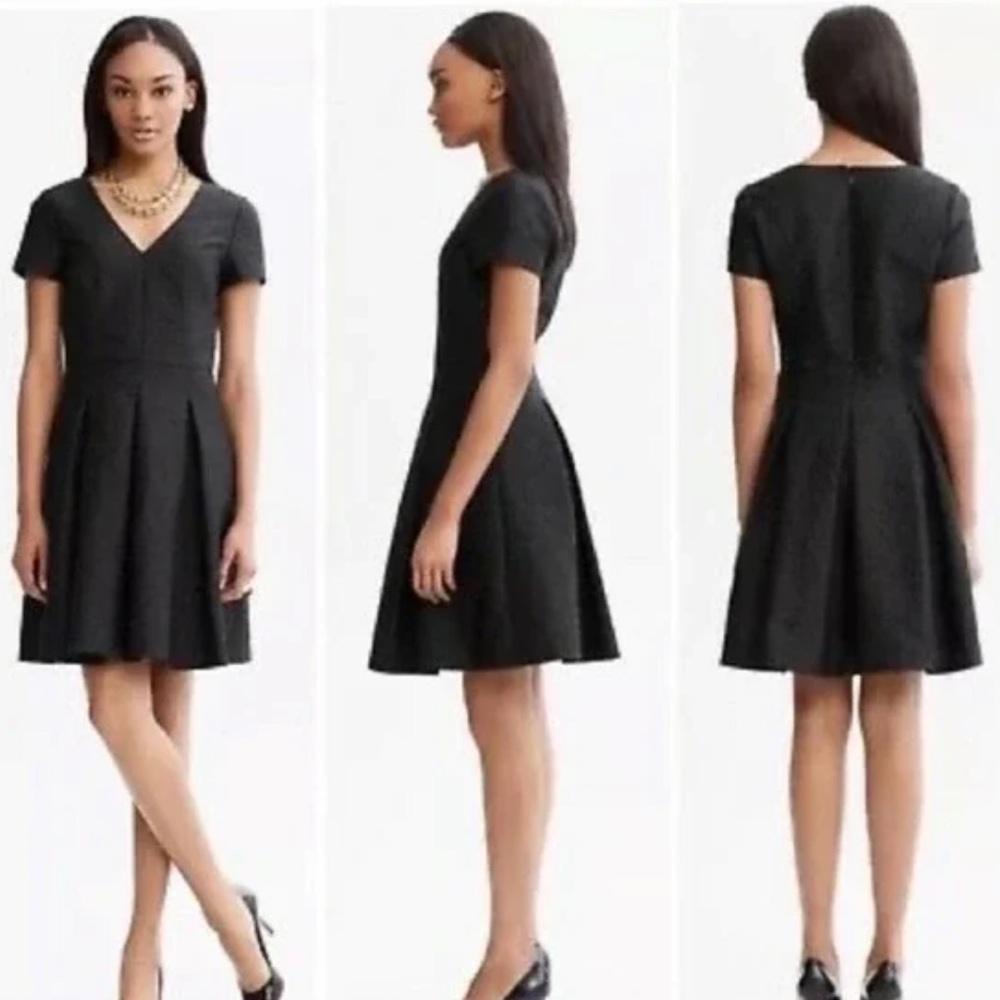 Like New! Banana Republic Embossed Black Short sleeve dress with pockets!